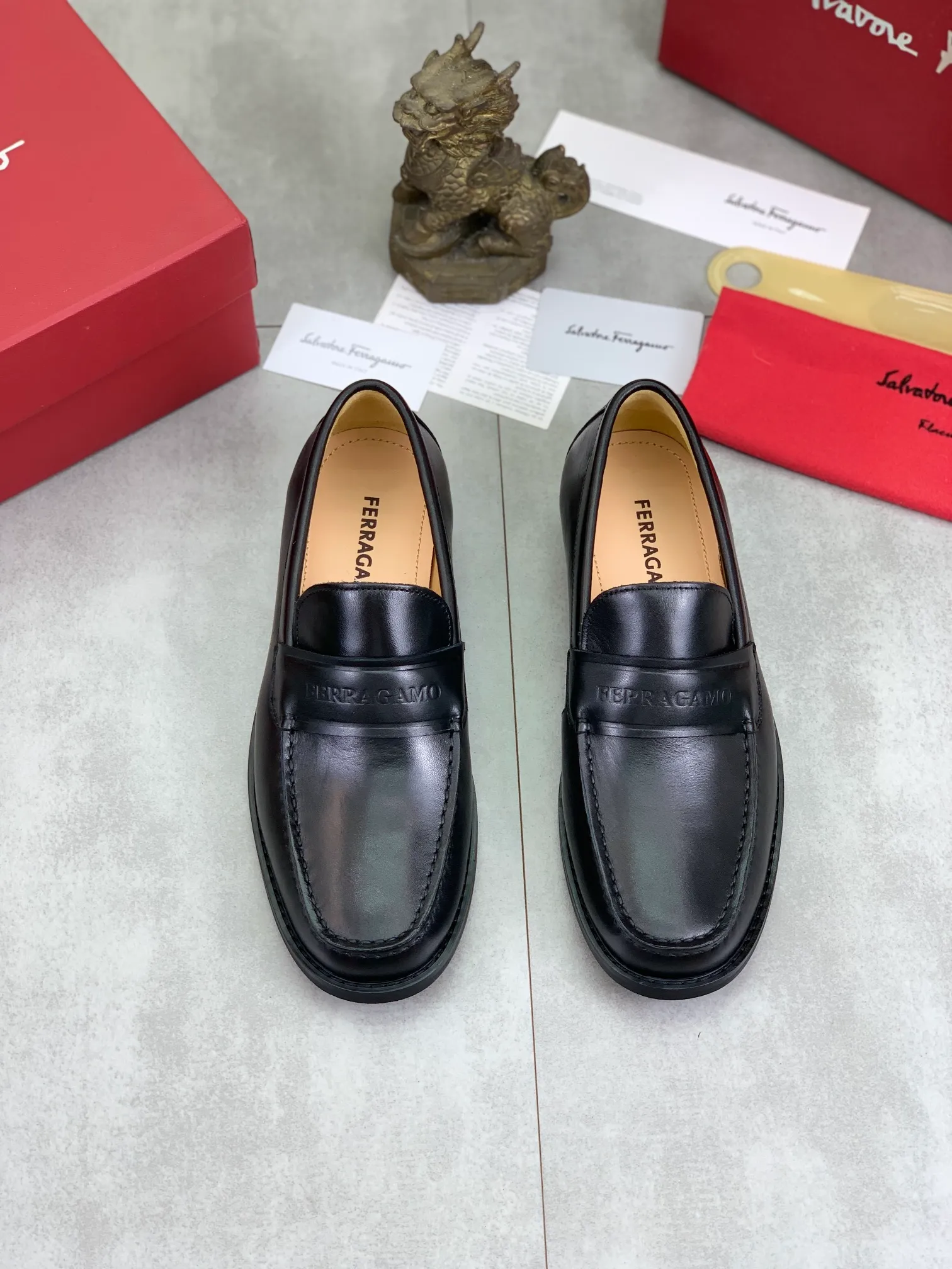 Men's Men's Shoes 💰P460💰[New Style] Water-dyed Niuli 🆘[Salvatore Ferragamo] Ferragamo's latest casual business leather shoes for men! Available at counters simultaneously! The fabric is made of specially imported original calfskin, the lining is made of imported water-dyed cowhide, and the original combination outsole is absolutely luxurious and leads the fashion trend. Matching code: 38-45; 2️⃣ colors available